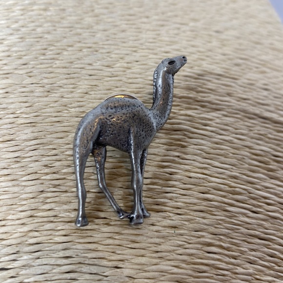 Camel animal lapel pin - Picture 3 of 5